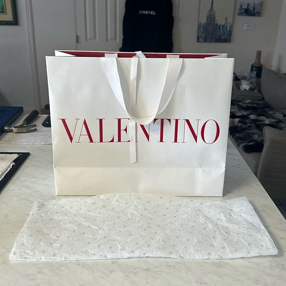 ✨❣️Luxury Designer Bags  Sale!
VALENTINO SHOPPING BAG FOR SALE❣️✨